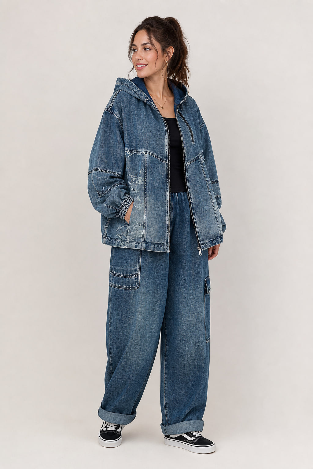 Veste en jean oversize bleue portée ouverte, vue trois-quarts droite