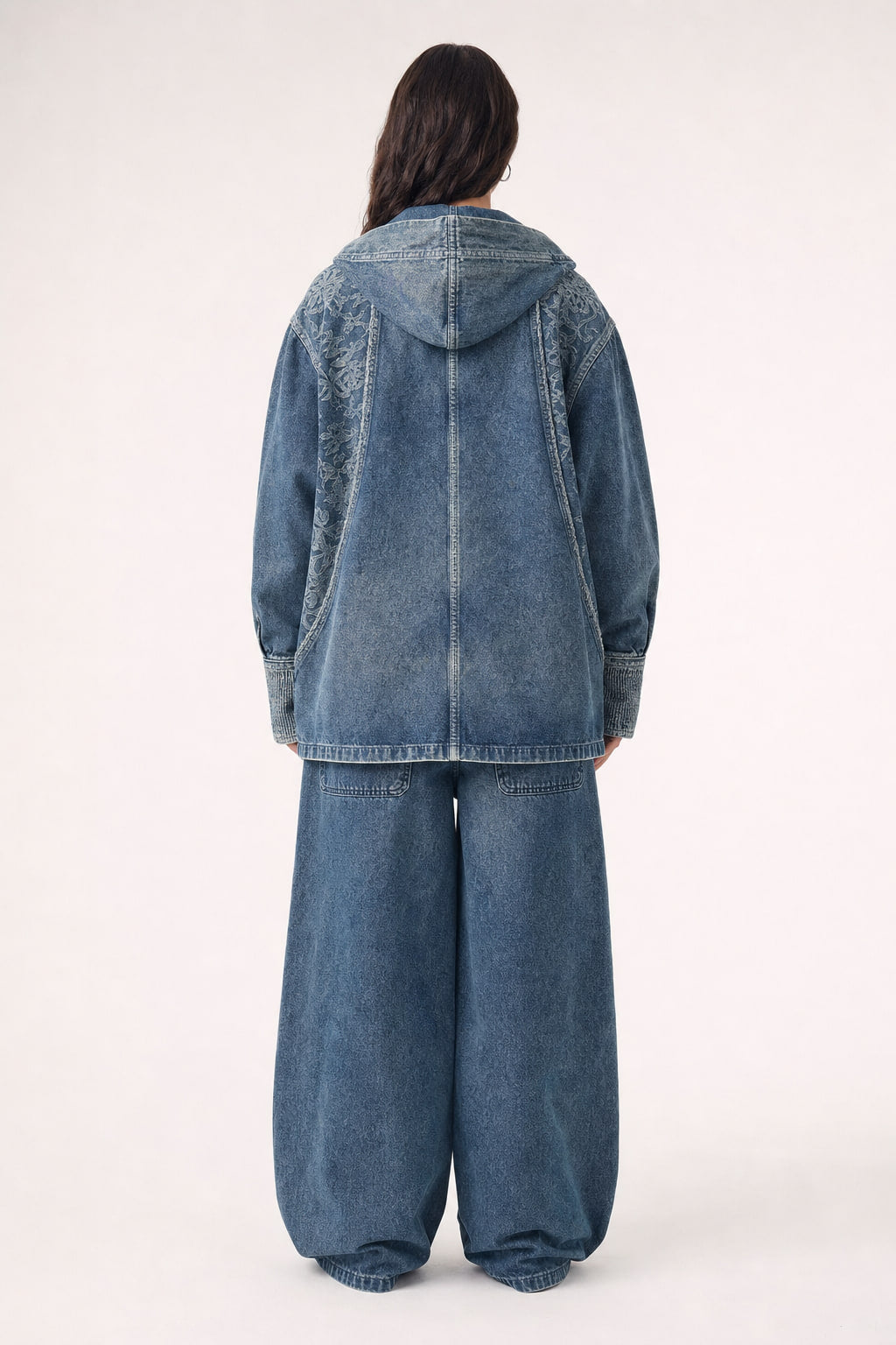 Dos de la veste en denim noir, découpes et surpiqûres visibles