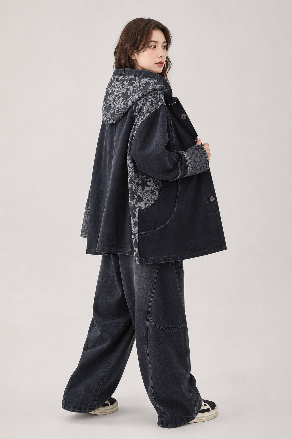 Veste en jean à capuche vue de trois-quarts droite, épaules tombantes et empiècements imprimés