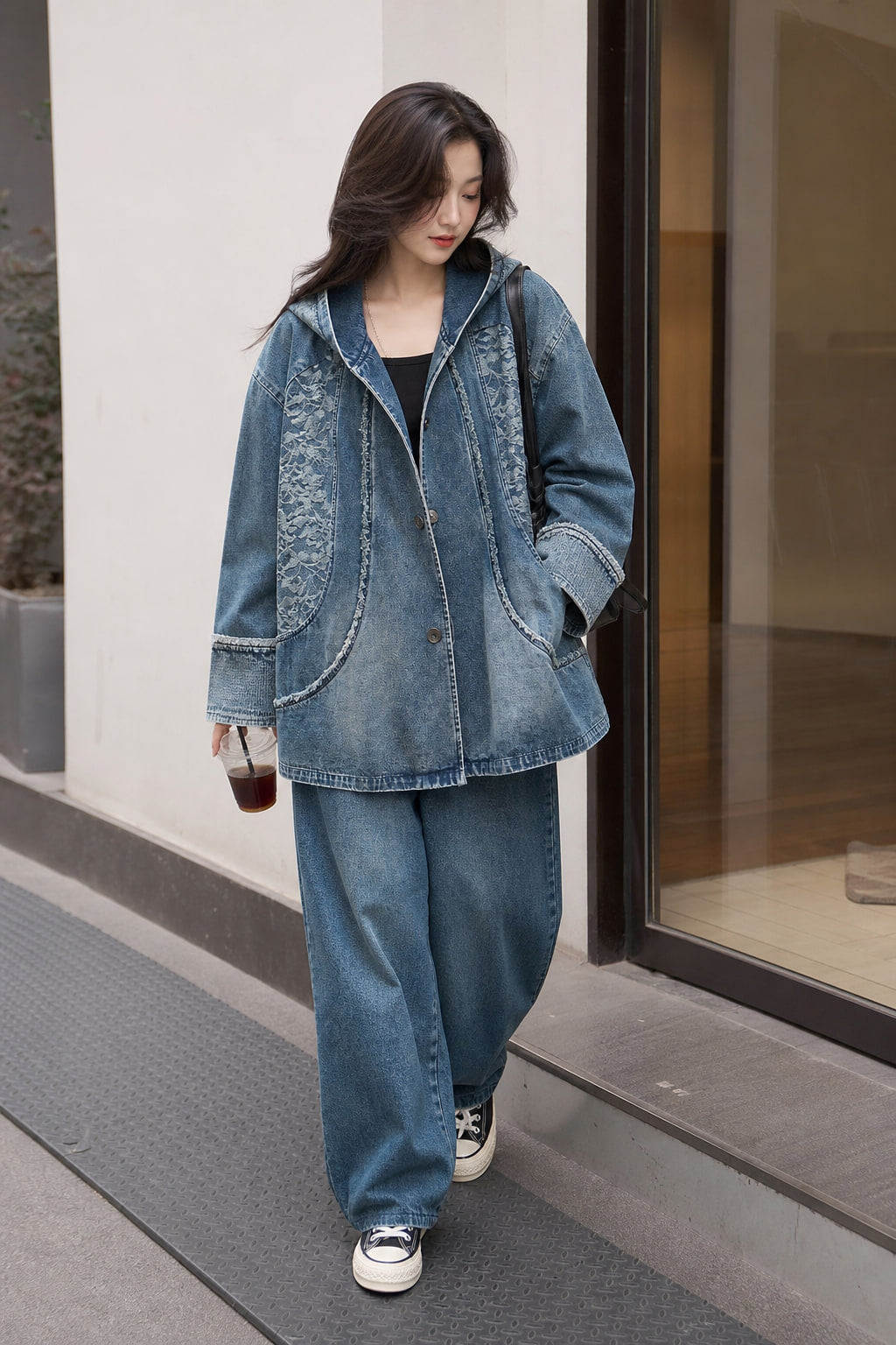Veste en denim à capuche imprimée portée en extérieur avec un pantalon large