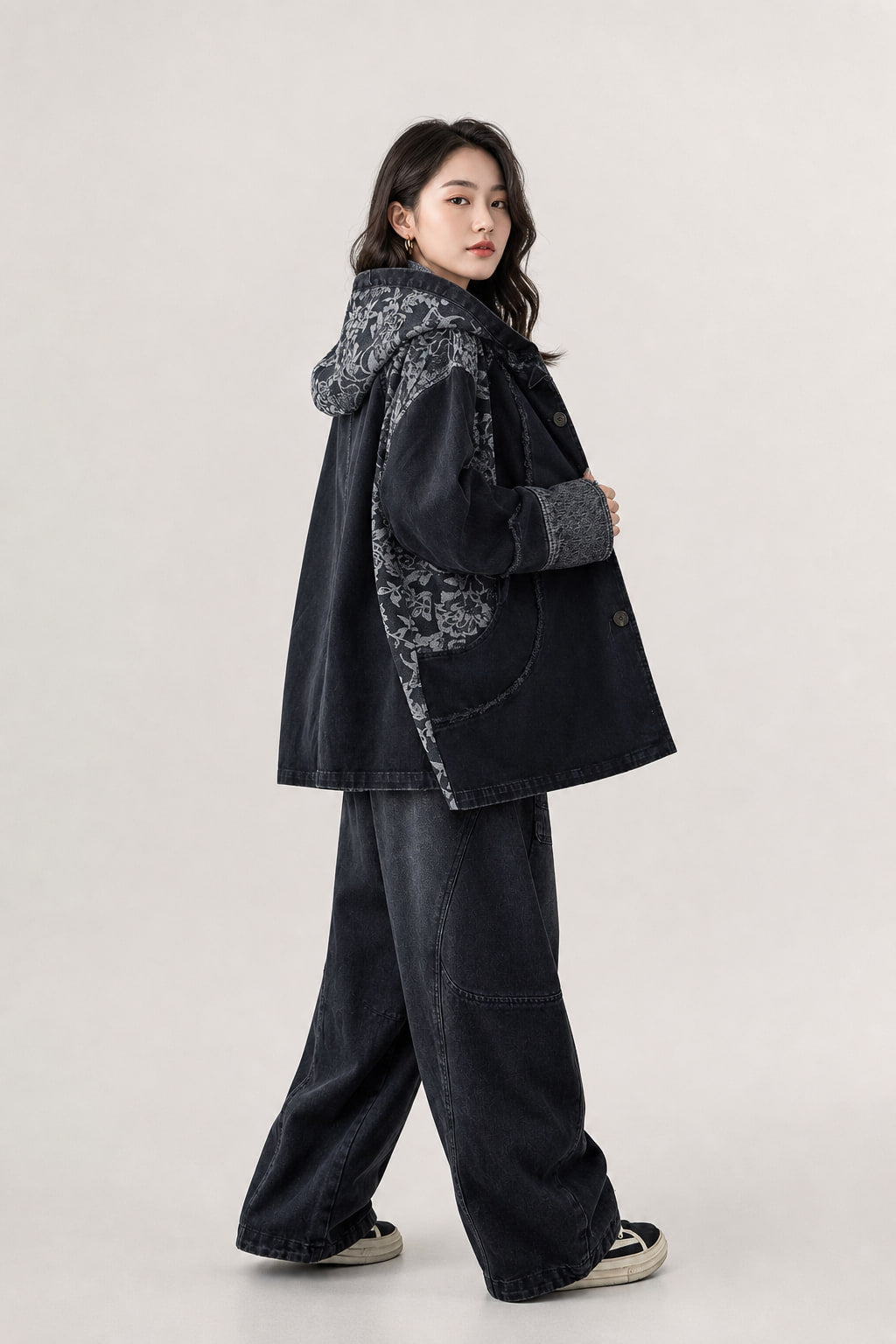 Veste en jean à capuche vue de trois-quarts droite, épaules tombantes