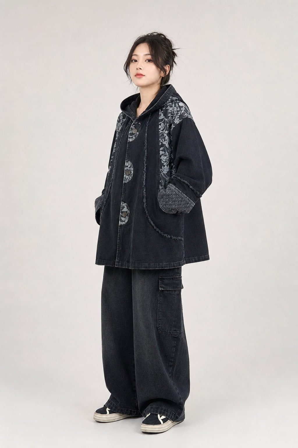 Veste en denim oversize vue de trois-quarts gauche, poches plaquées visibles