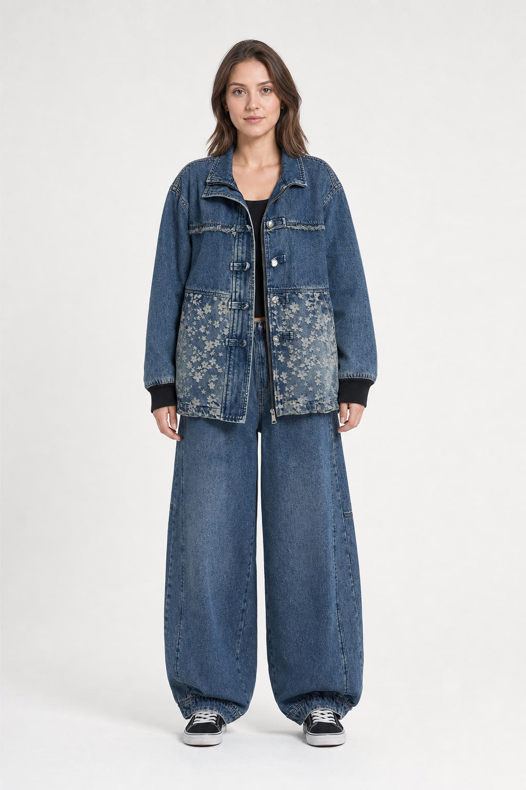 Veste en jean bleu vieilli à empiècement floral et brandebourgs, vue de face