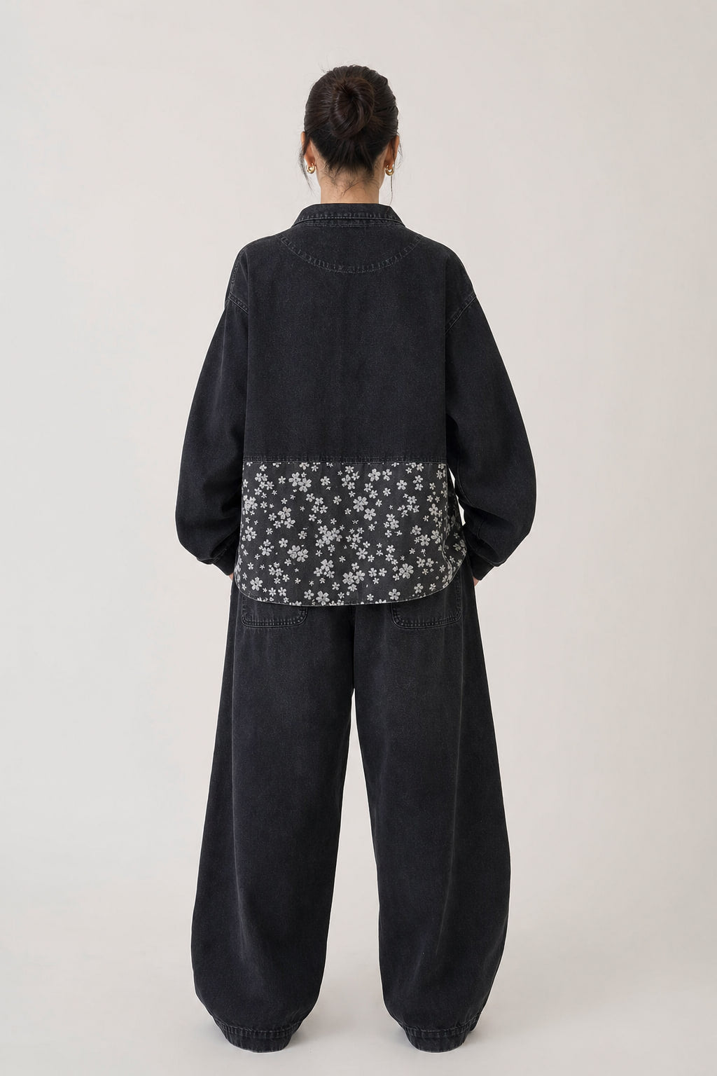 Veste en jean oversize vue de dos, découpes et surpiqûres du buste