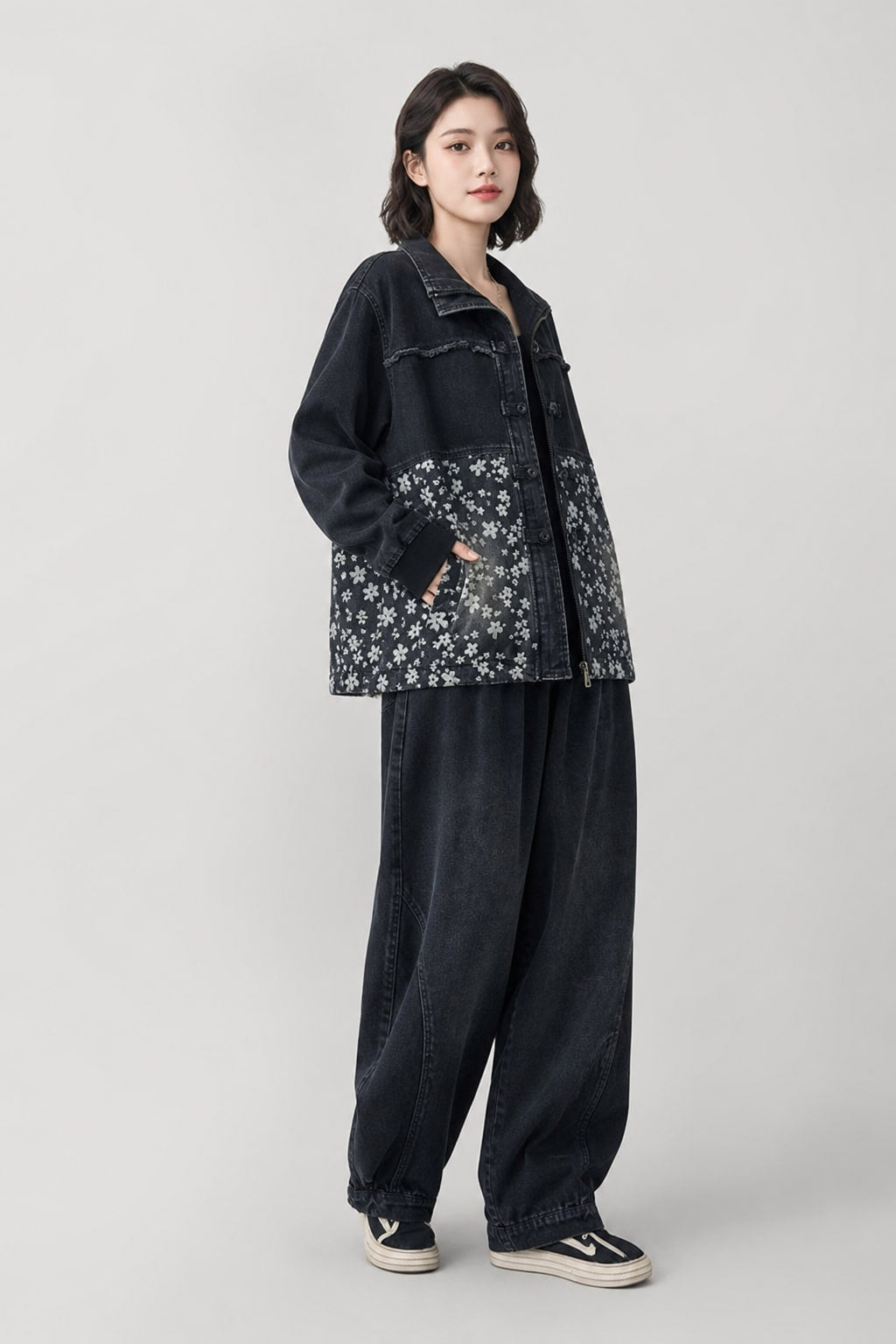 Veste en denim à brandebourgs vue de trois-quarts droite, manches longues amples