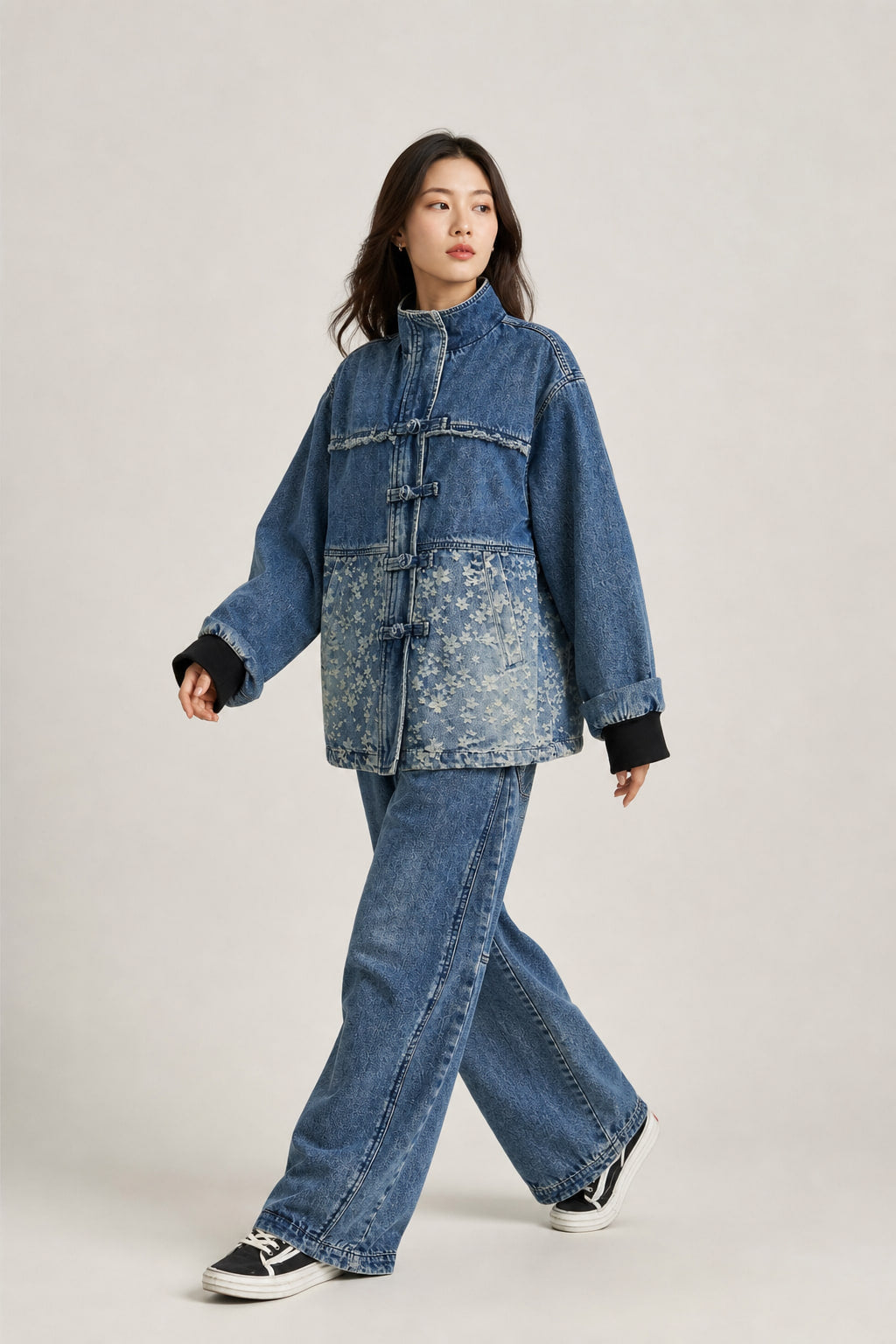 Veste en denim oversize portée en mouvement, volume des manches et du bas