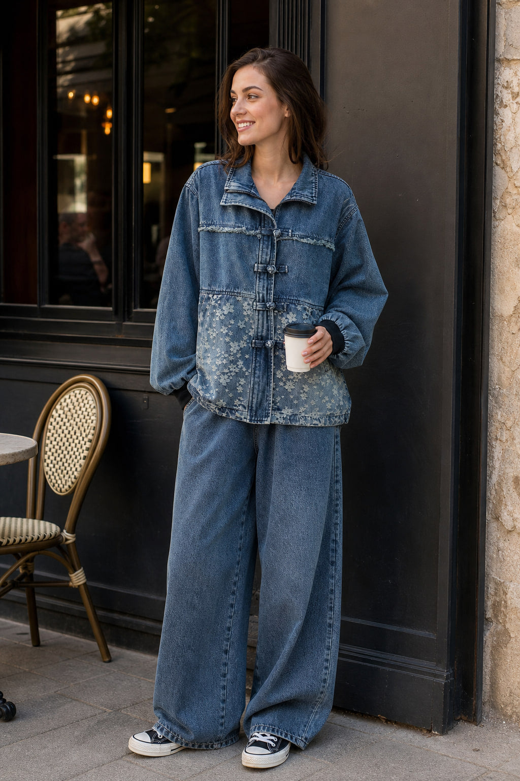 Ensemble denim veste et pantalon large porté en situation, coloris bleu vieilli