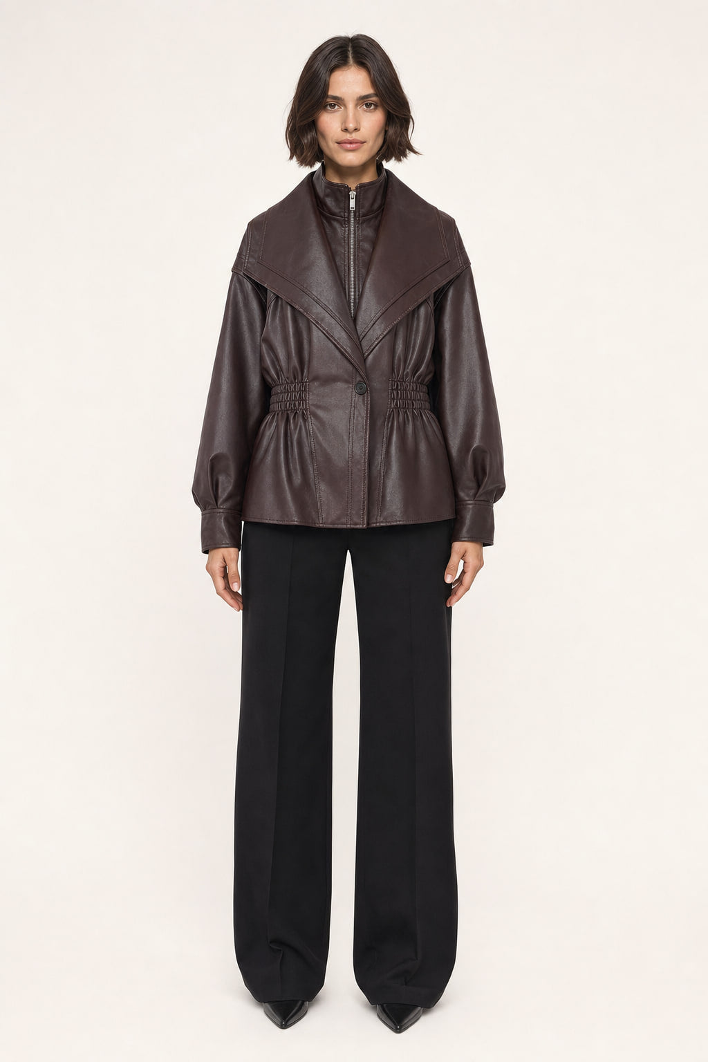 Veste en simili cuir marron foncé vue de face, col châle rabattu et taille smockée