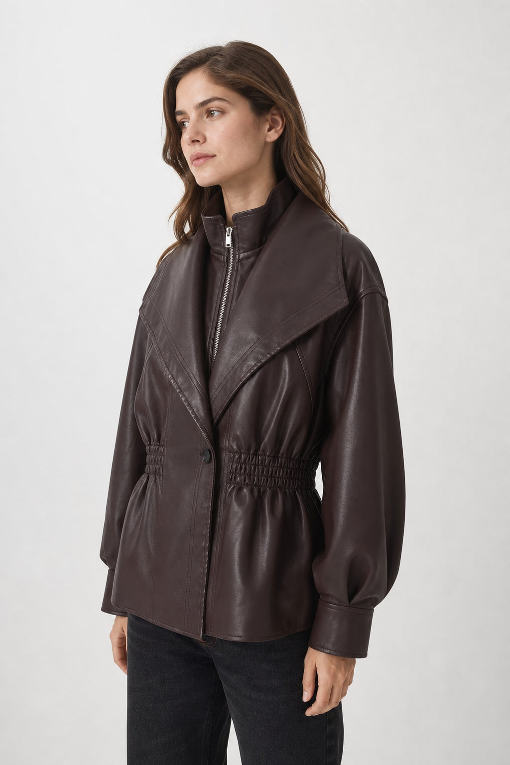 Veste simili cuir vue de trois-quarts gauche, col montant zippé sous le col châle