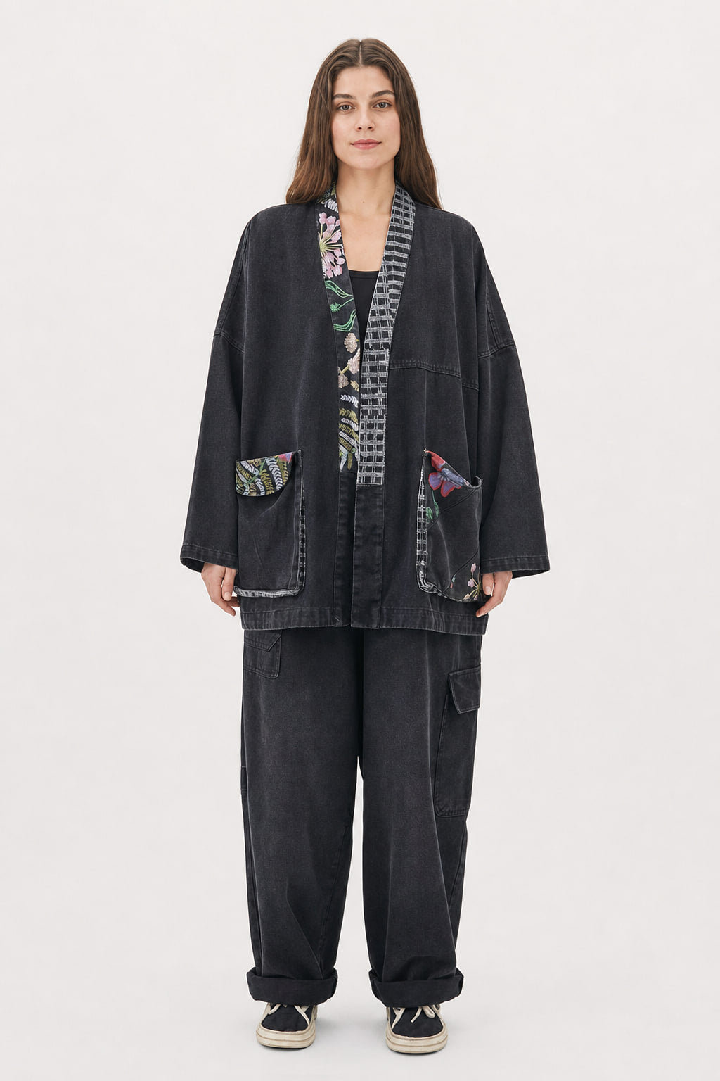 Veste kimono en denim noir délavé portée de face, poches plaquées imprimées