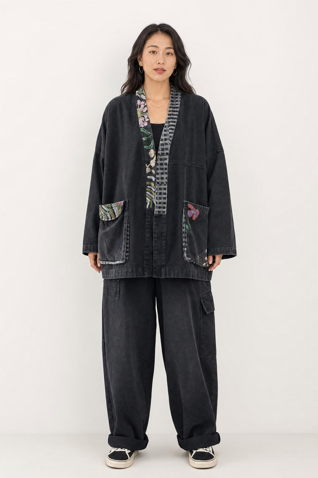 Veste kimono en denim délavé portée de face, ouverture croisée en V et poches plaquées contrastées