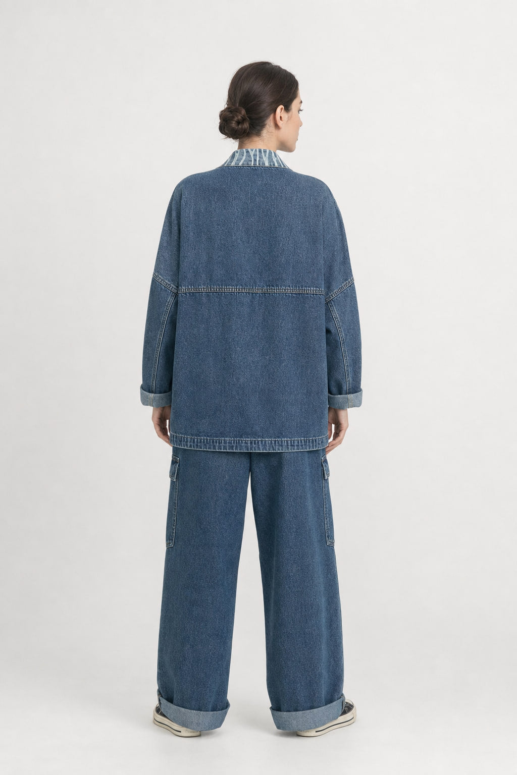 Dos de la veste kimono en denim, tombé droit et couture centrale