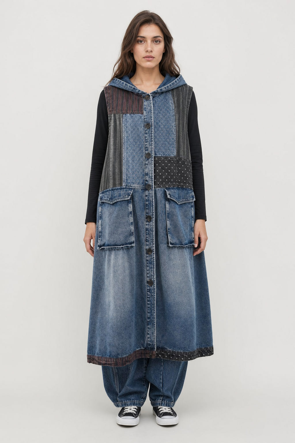 Veste longue sans manches en denim patchwork bleu, vue de face, capuche et boutonnage complet