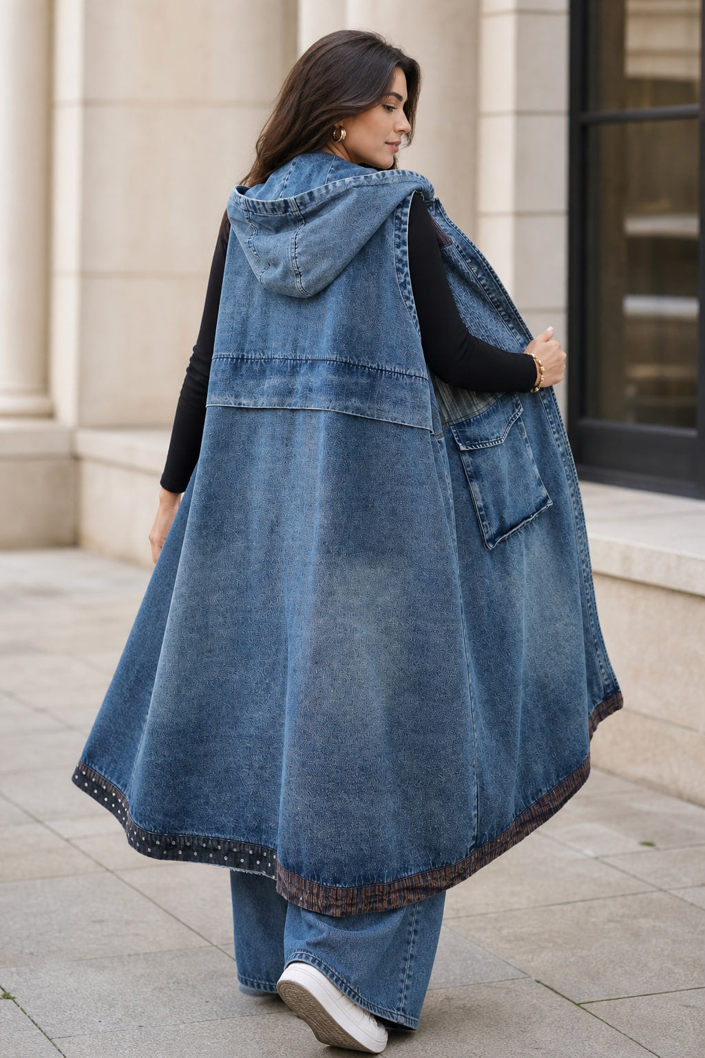 Veste denim patchwork bleu portée ouverte sur un haut manches longues, silhouette complète
