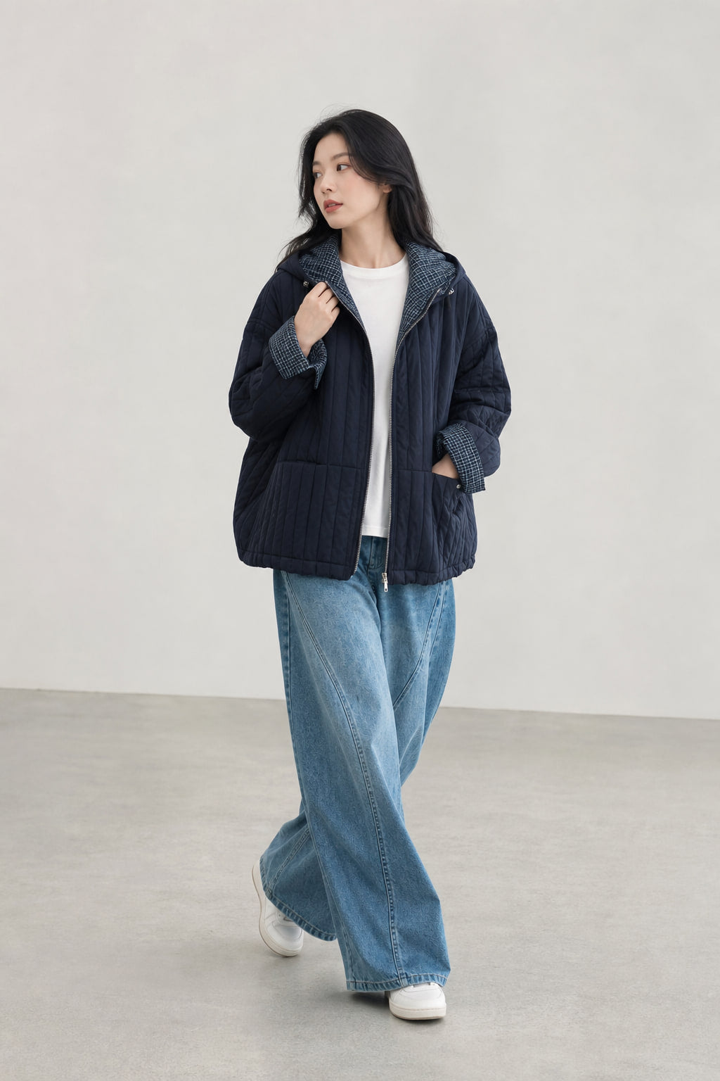Veste matelassée courte à capuche en mouvement, volume ample et épaules tombantes