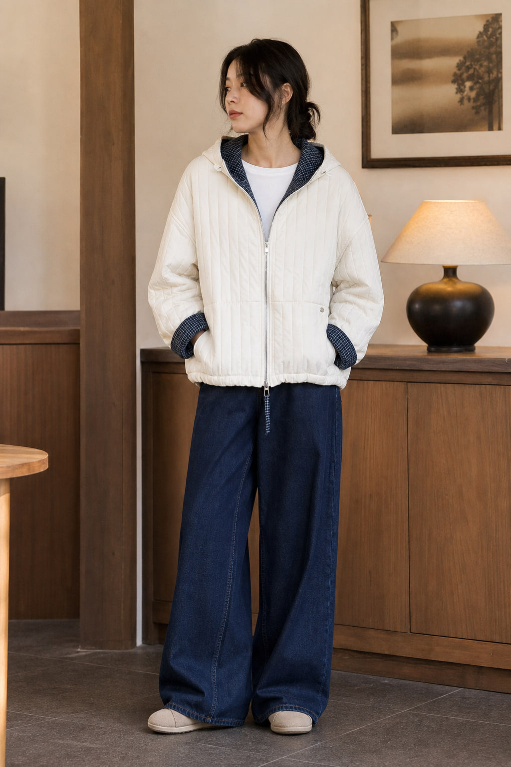 Veste matelassée courte à capuche portée en situation avec un pantalon large