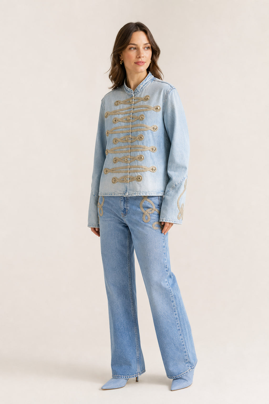 Veste officier denim vue de trois-quarts droite, volume de la manche
