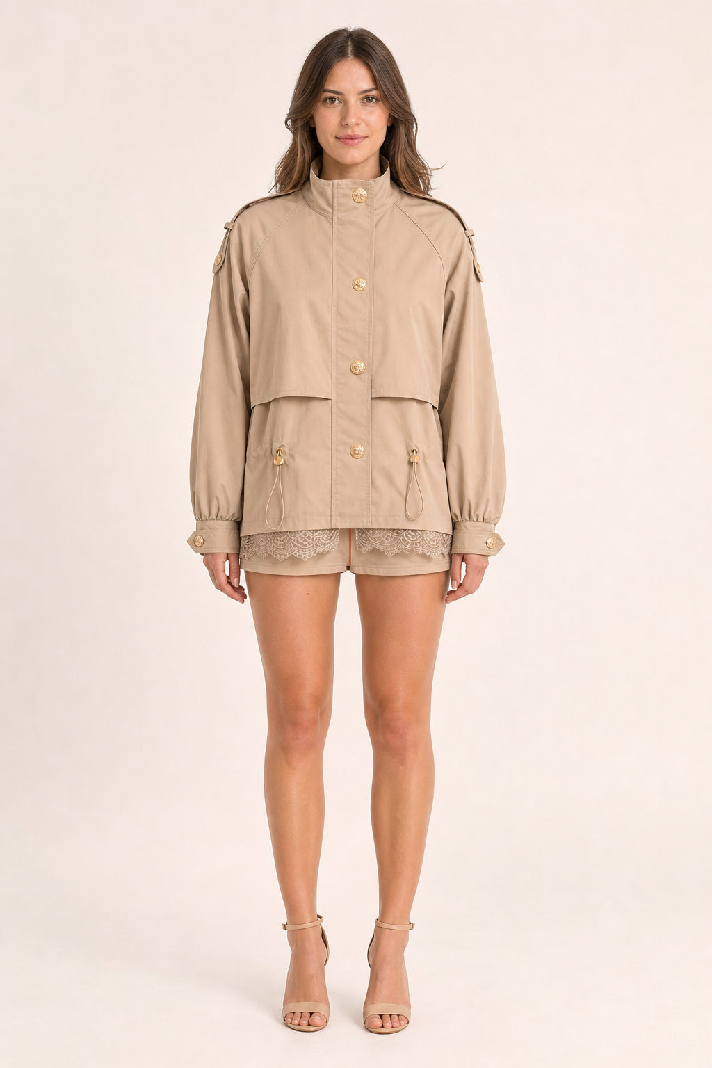 Veste saharienne kaki en polyester vue de face, col montant et boutons dorés
