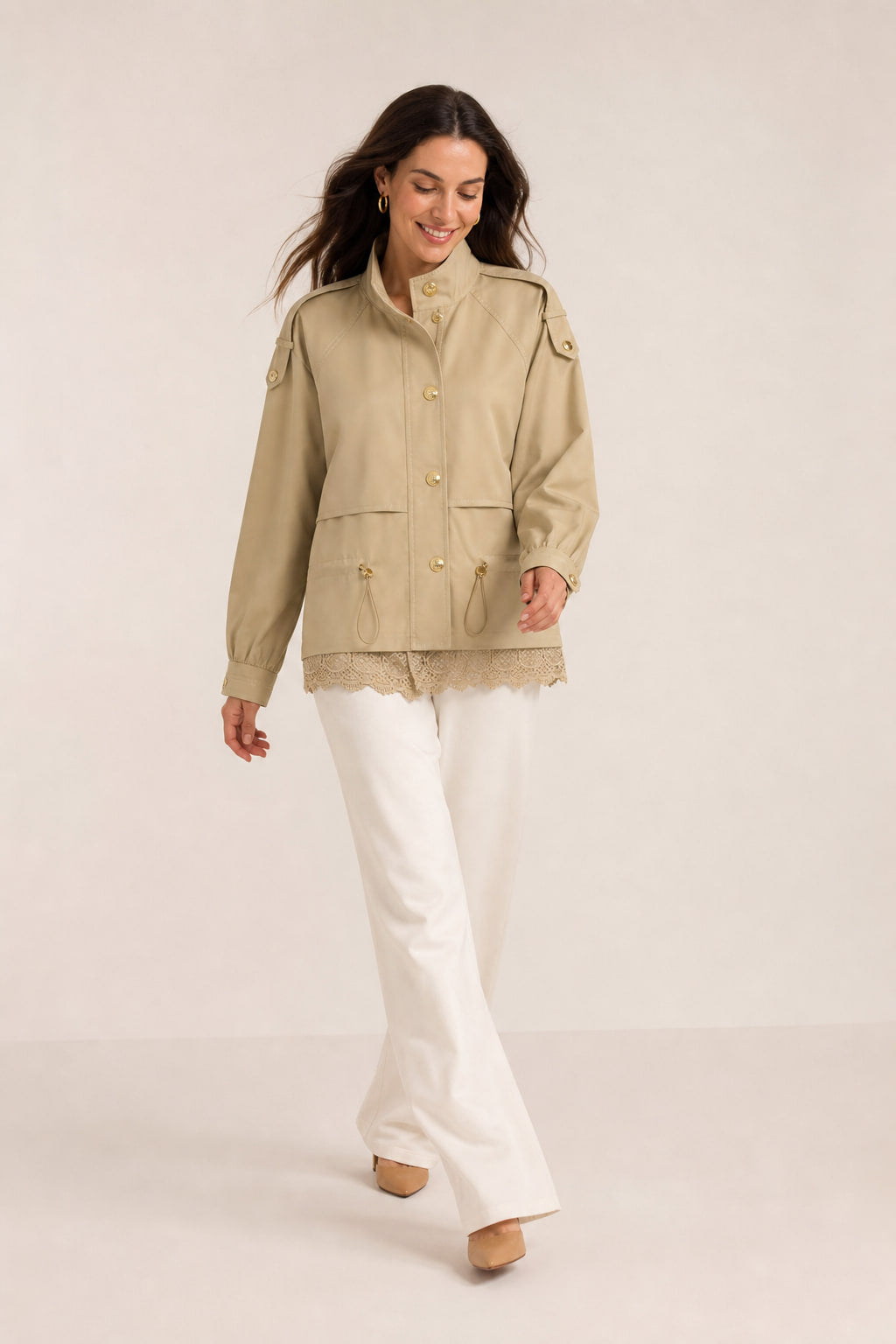 Veste saharienne portée en mouvement, volume des manches raglan et volant de dentelle