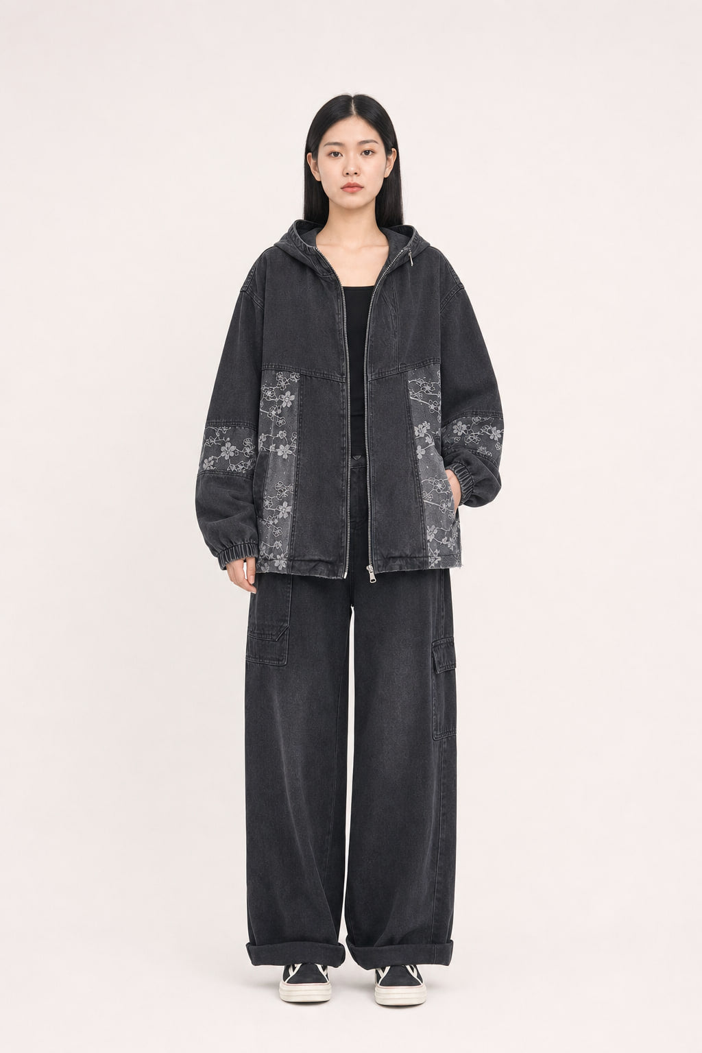 Veste zippée à capuche en denim délavé portée de face, coupe oversize