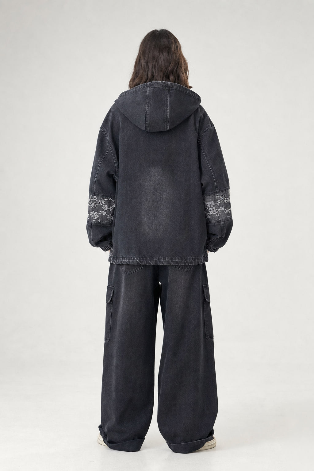 Dos de la veste en denim délavé avec découpe horizontale et empiècement d'épaule