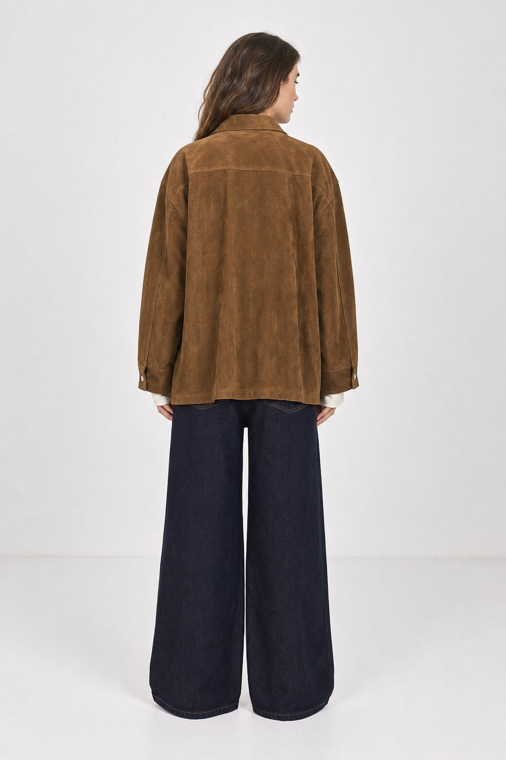 Dos du blouson en suédine café, épaules tombantes et coupe ample