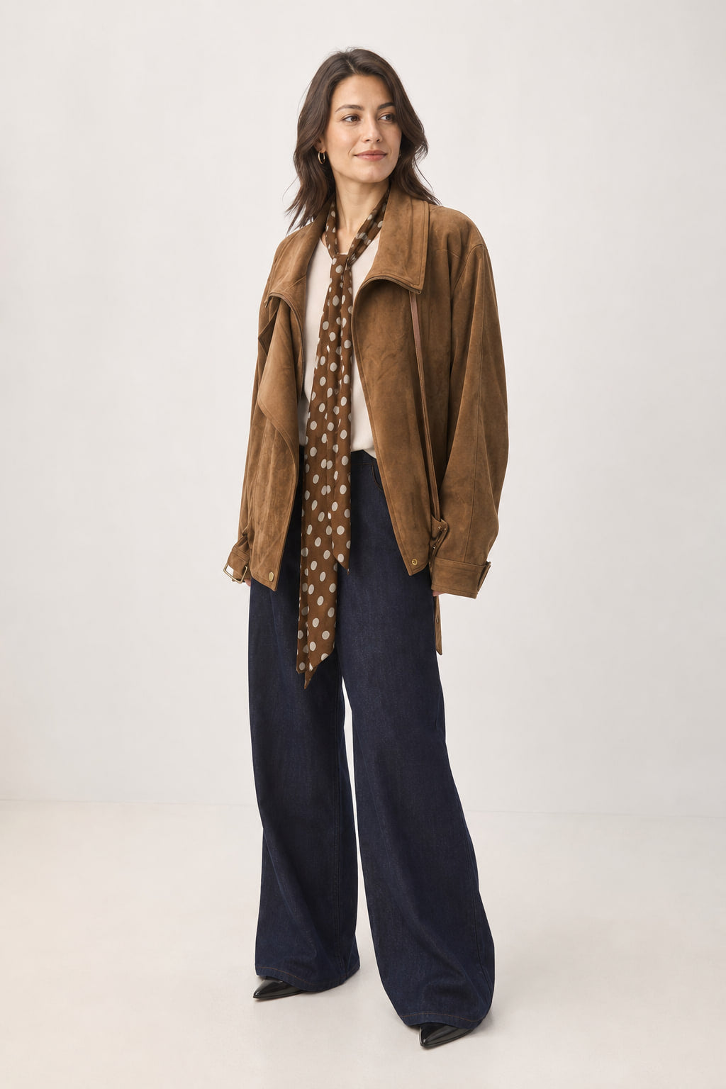 Blouson suédine café vu de trois-quarts droite, manches amples et poignets boutonnés