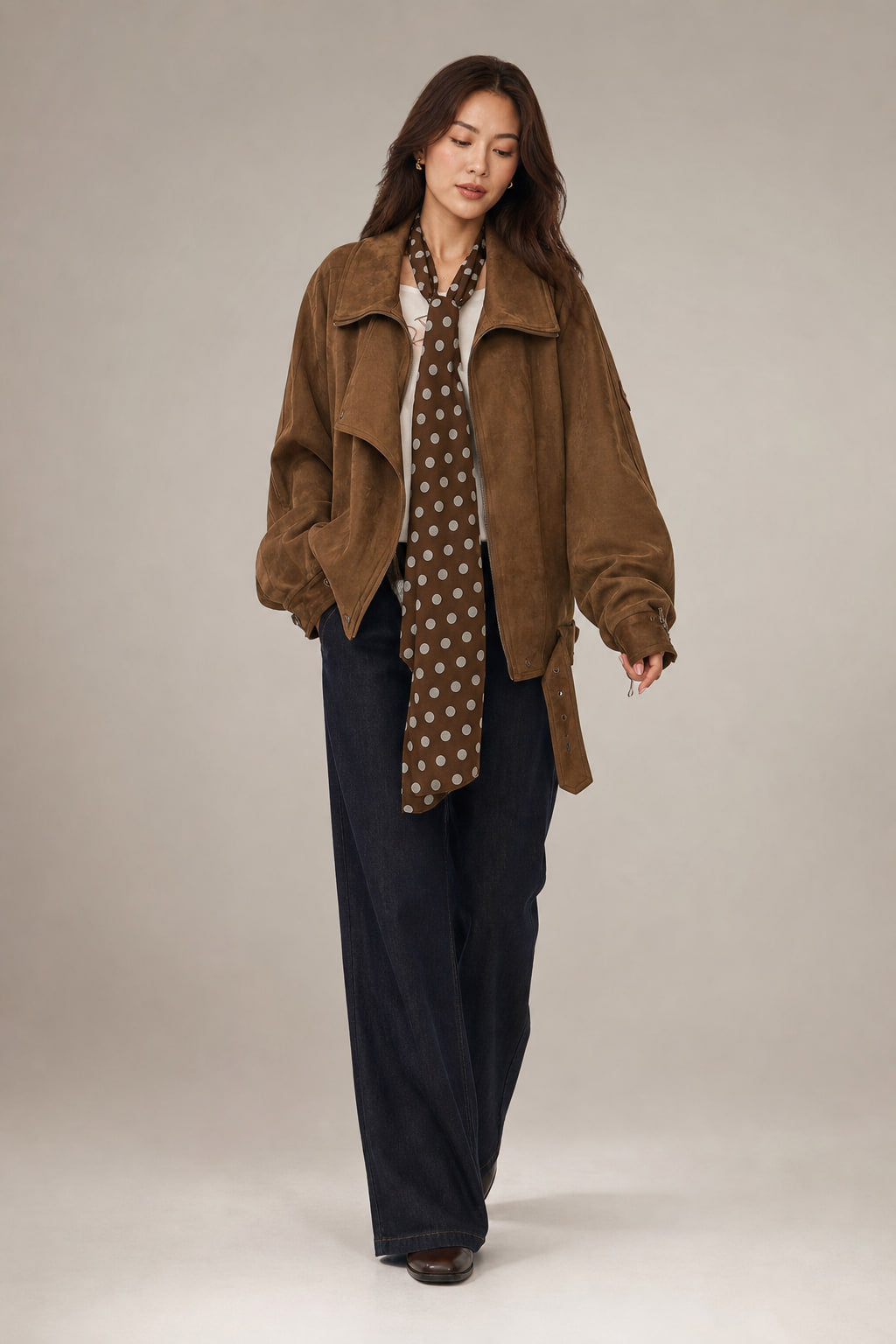 Blouson oversize en suédine café en mouvement, tombé volumineux de la matière