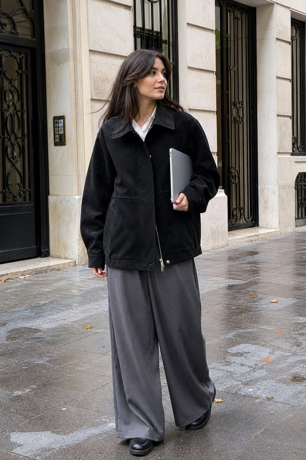 Blouson suédine marron porté en ville sur un pantalon large taille haute