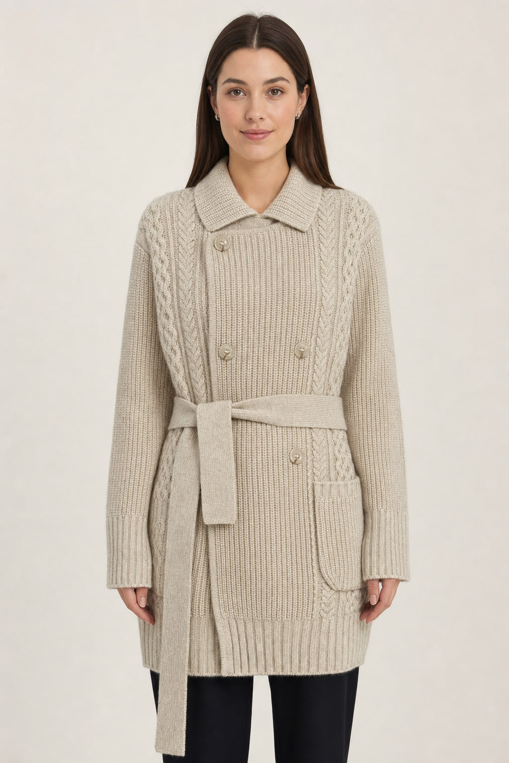Cardigan long camel en maille torsadée porté de face, ceinture nouée à la taille