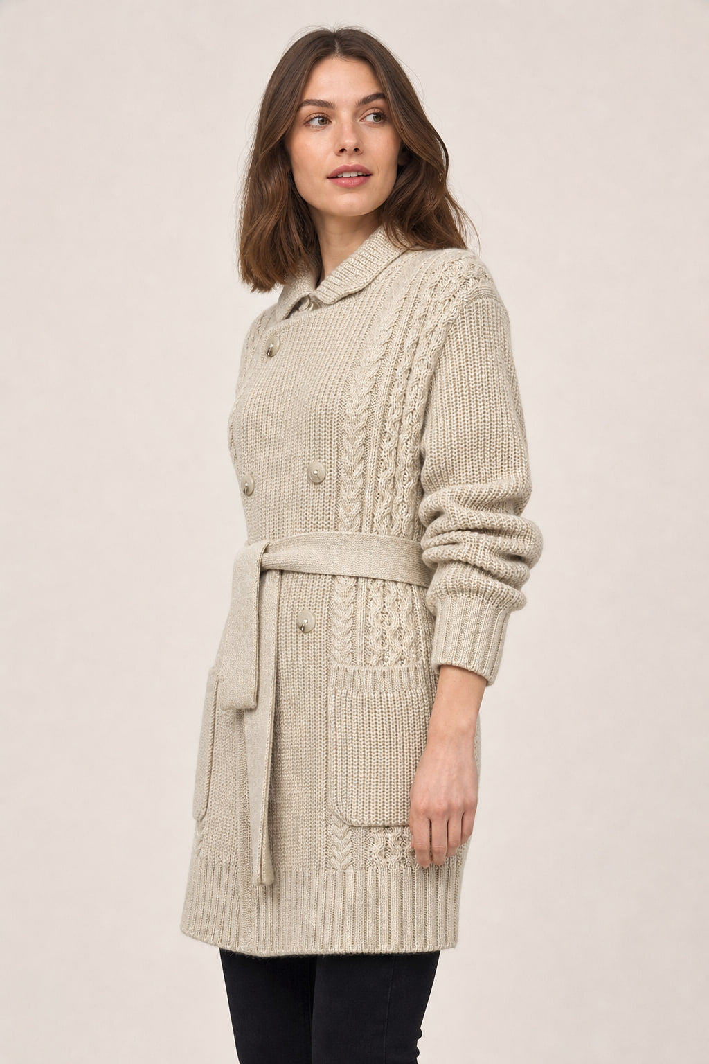 Vue de trois-quarts gauche du cardigan camel, col tailleur et gros boutons ton sur ton