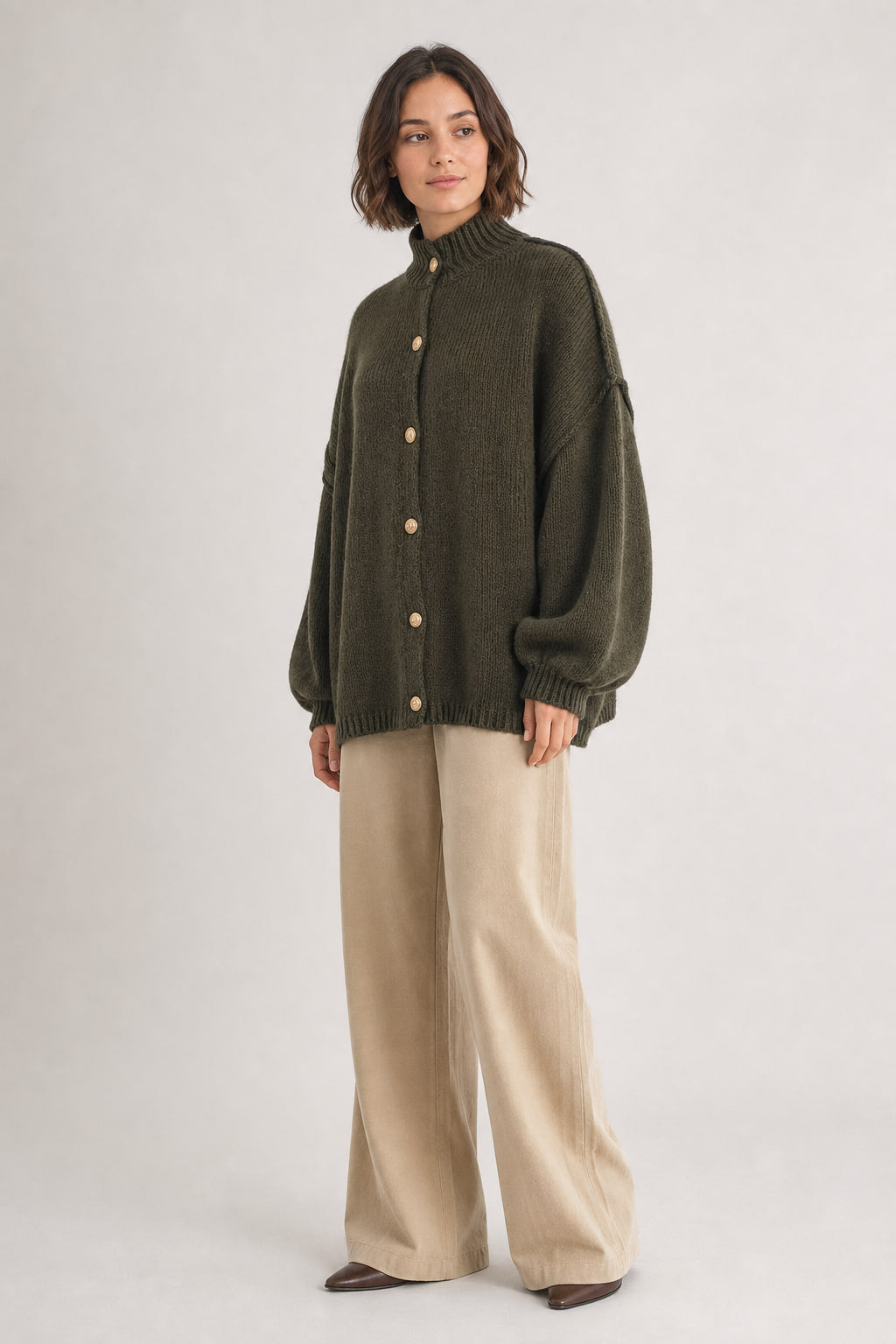 Cardigan en maille vu de trois-quarts droite, tombé droit jusqu'en haut de la cuisse