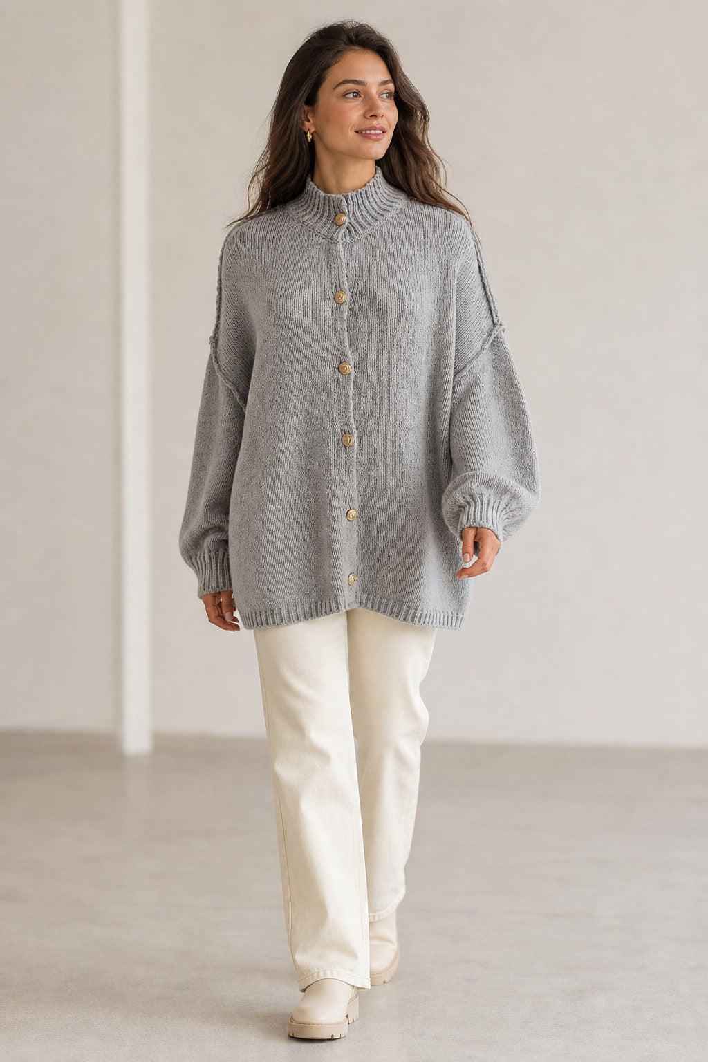 Cardigan oversize en maille photographié en mouvement, volume du buste et des manches