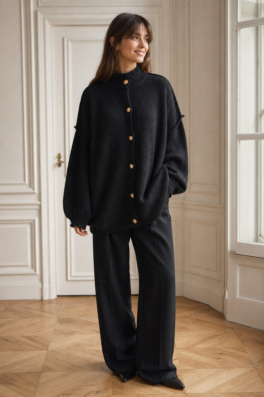 Cardigan en maille porté ouvert en situation, en couche extérieure sur un haut clair