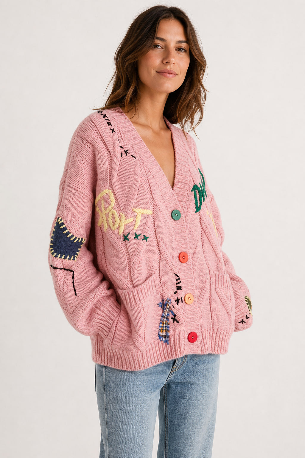 Cardigan en maille torsadée vu de trois-quarts gauche, poches plaquées et empiècements à carreaux