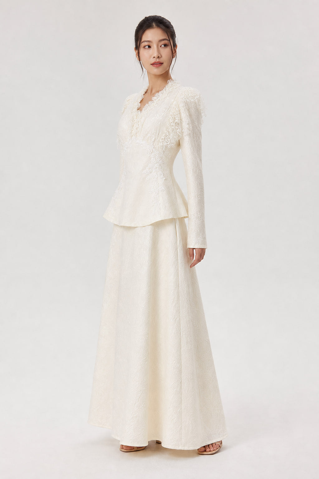 Ensemble abricot de trois-quarts gauche, broderies florales visibles sur le devant
