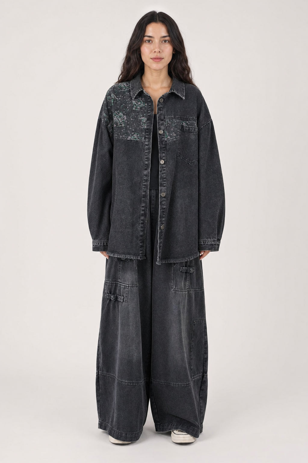 Ensemble denim bleu délavé vu de face : surchemise oversize à ourlet frangé et pantalon large taille haute