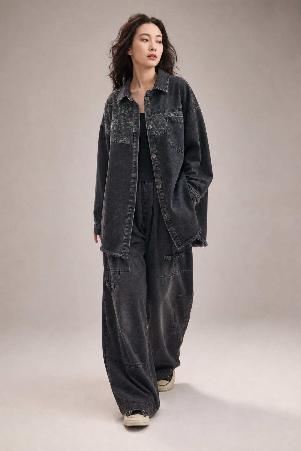 Ensemble denim en mouvement : tombé souple du pantalon large et frange de l'ourlet