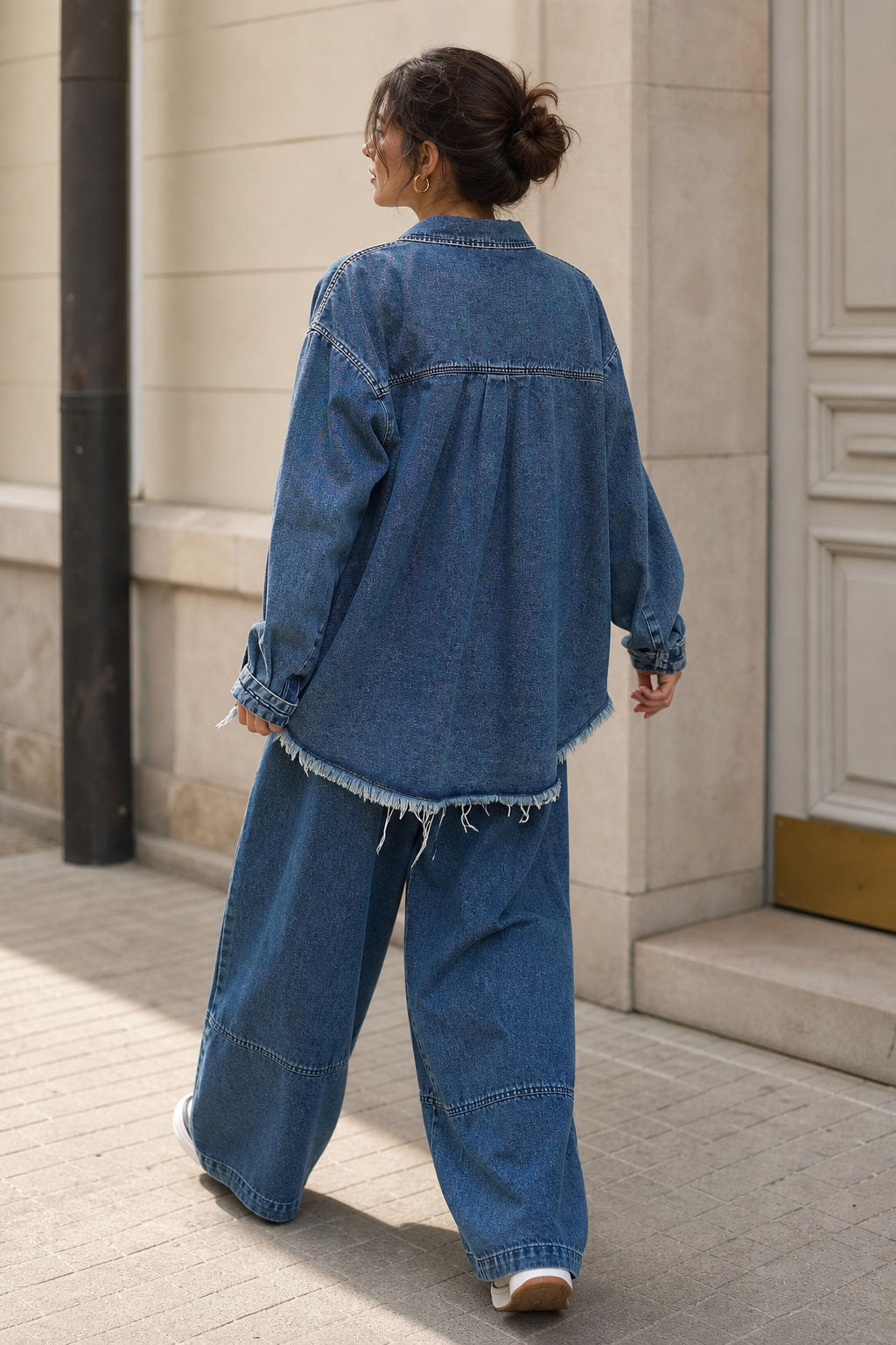 Ensemble denim porté en situation, surchemise ouverte sur un haut clair