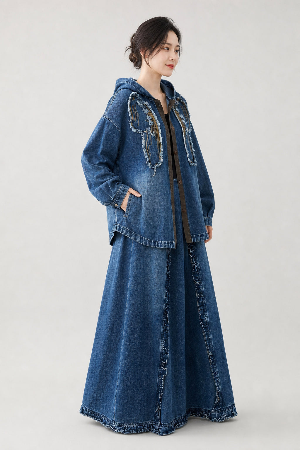Ensemble denim de trois-quarts droite : manches longues volumineuses et poches plaquées