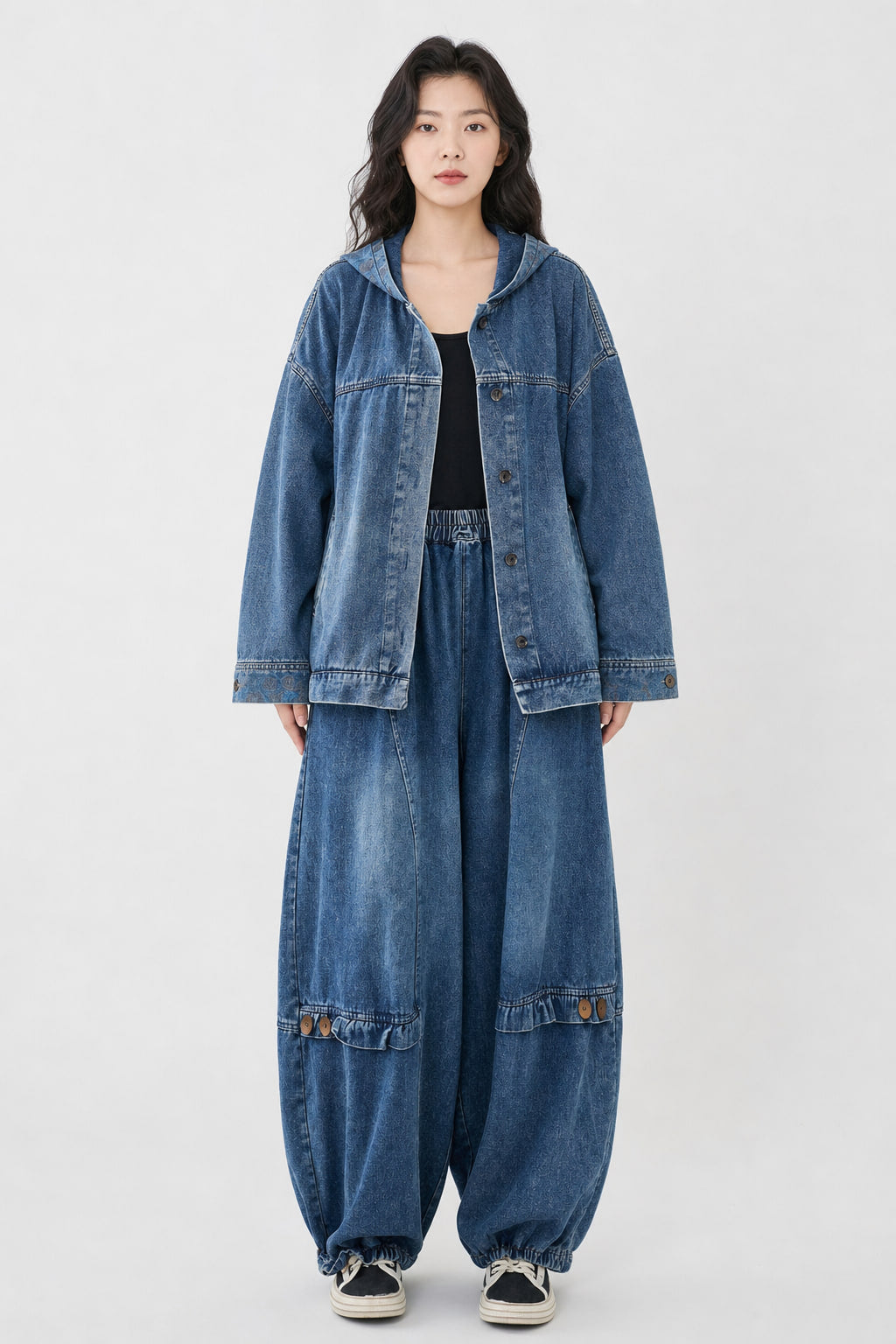 Ensemble denim délavé porté de face : veste courte à capuche et pantalon ballon