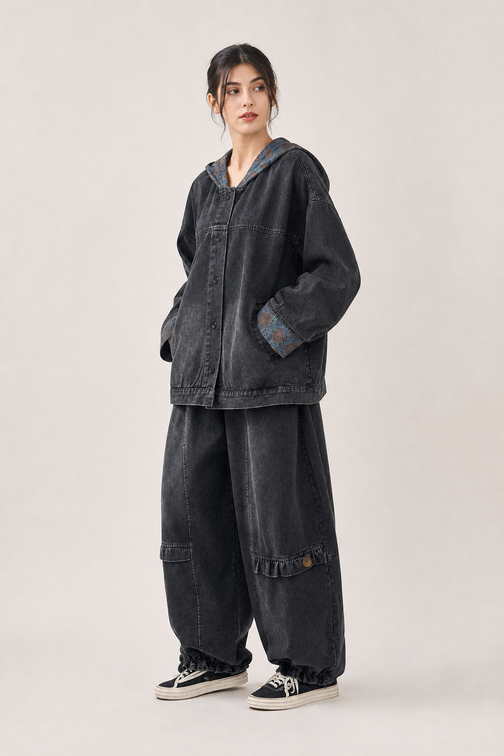 Ensemble denim vu de trois-quarts droite, volume ballon du pantalon