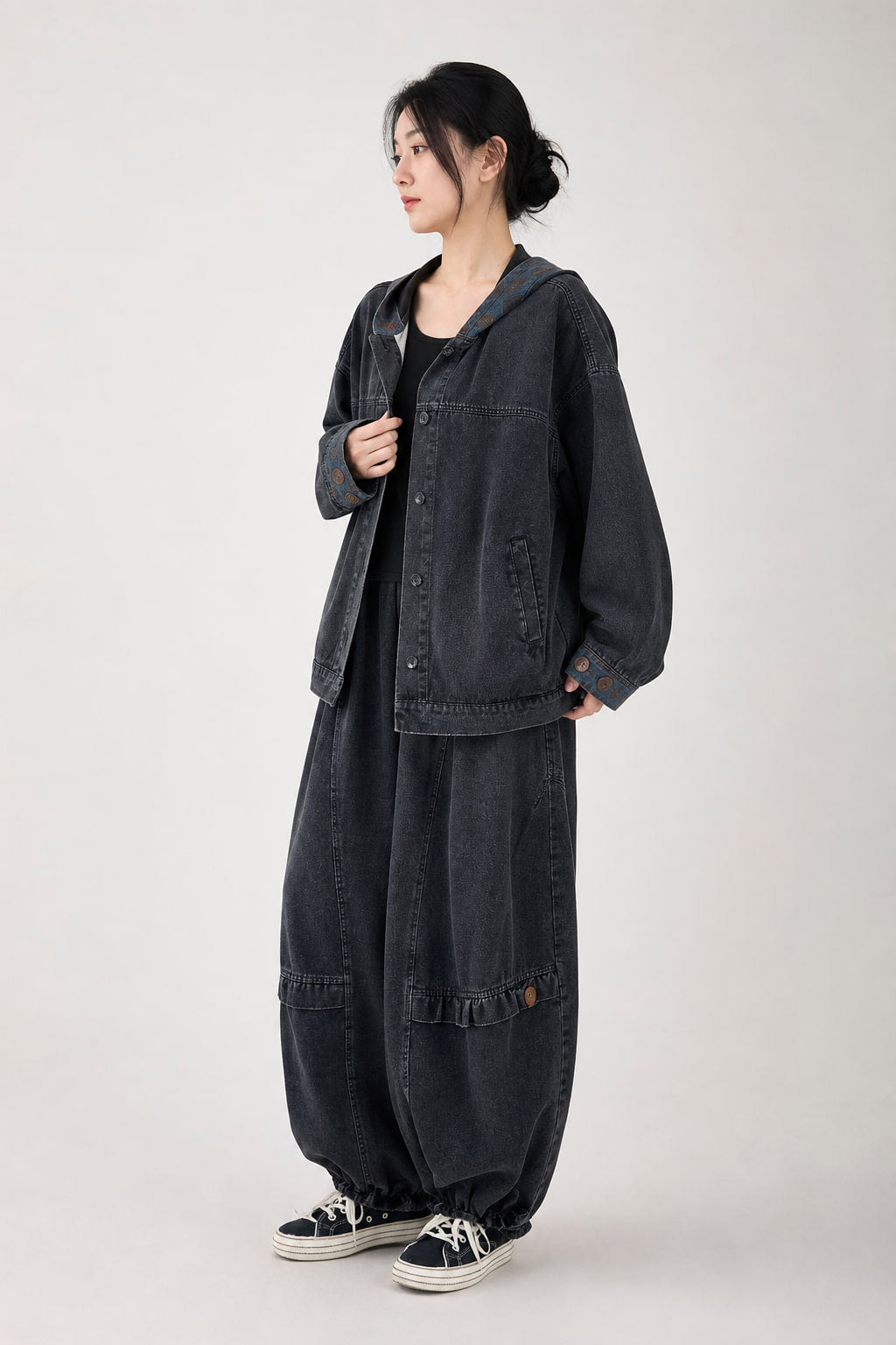 Ensemble denim vu de trois-quarts gauche, capuche doublée d'imprimé contrastant