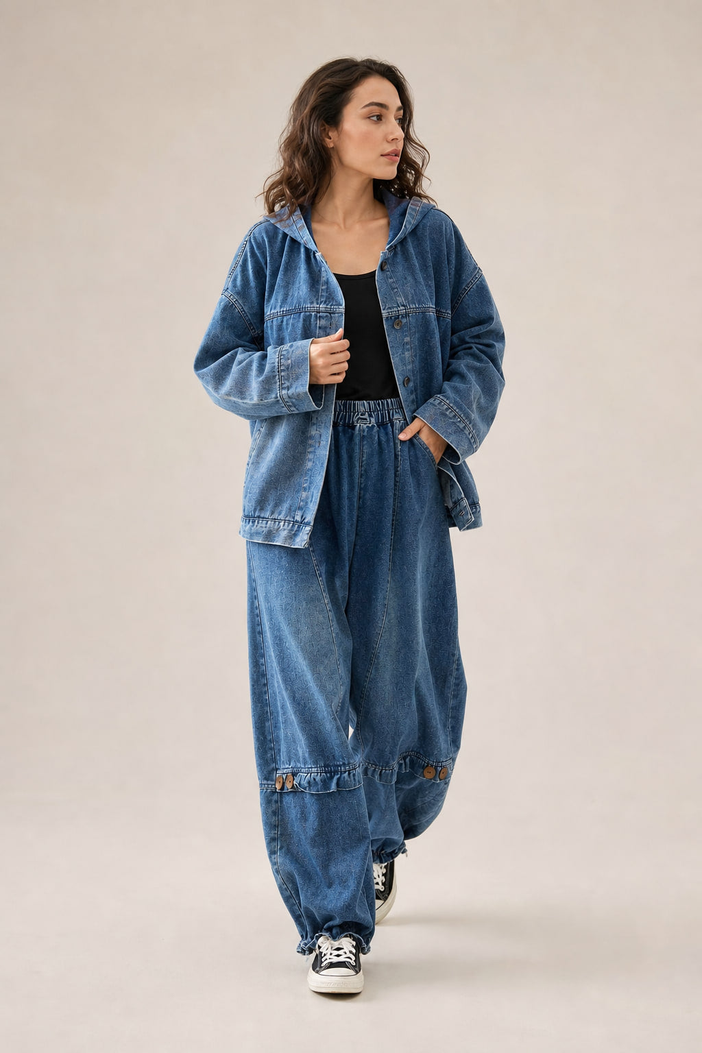 Ensemble denim en mouvement, bas de jambes resserrés par un élastique à volant