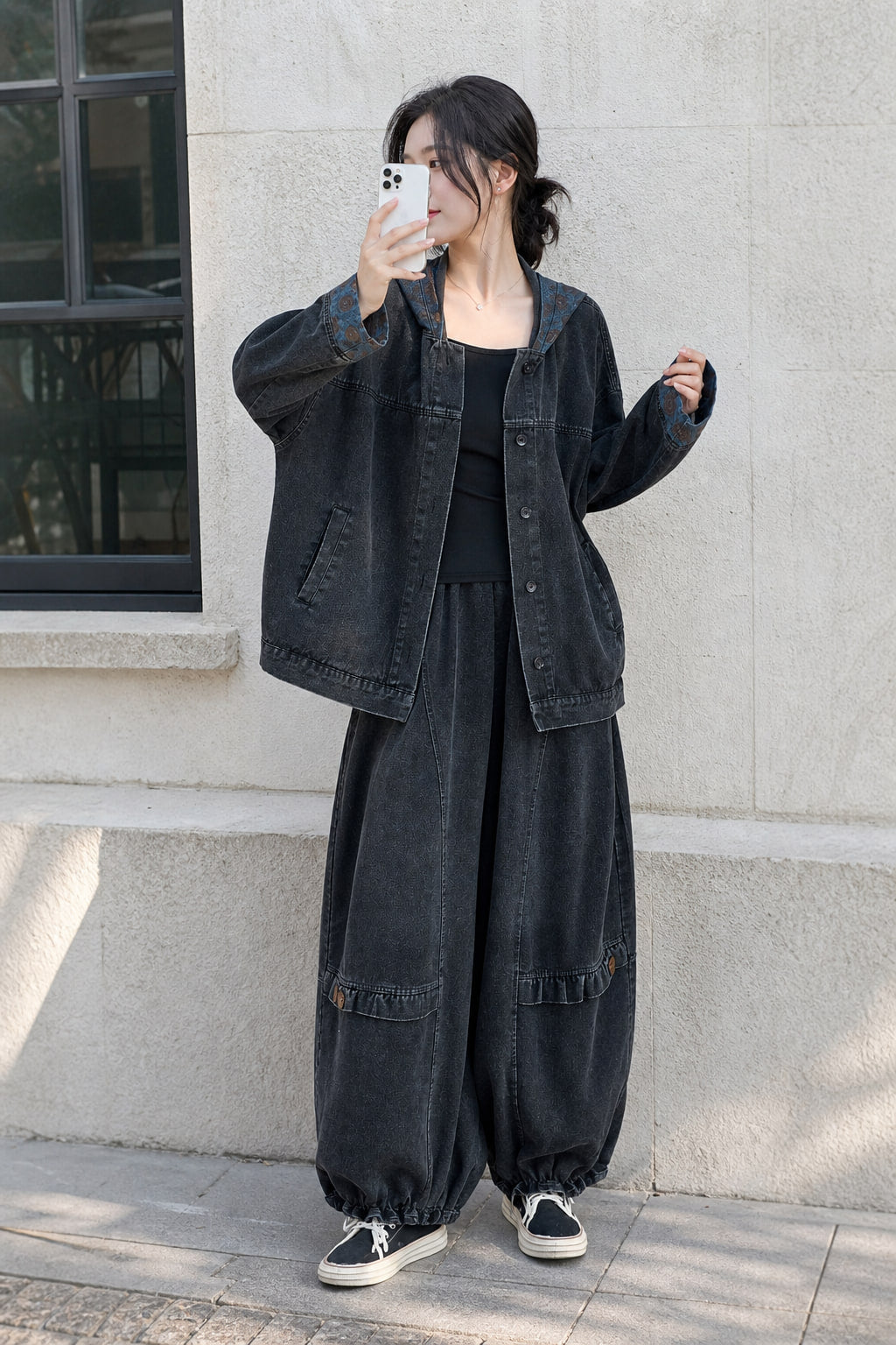 Ensemble denim porté en situation, veste boutonnée et poches passepoilées à la poitrine