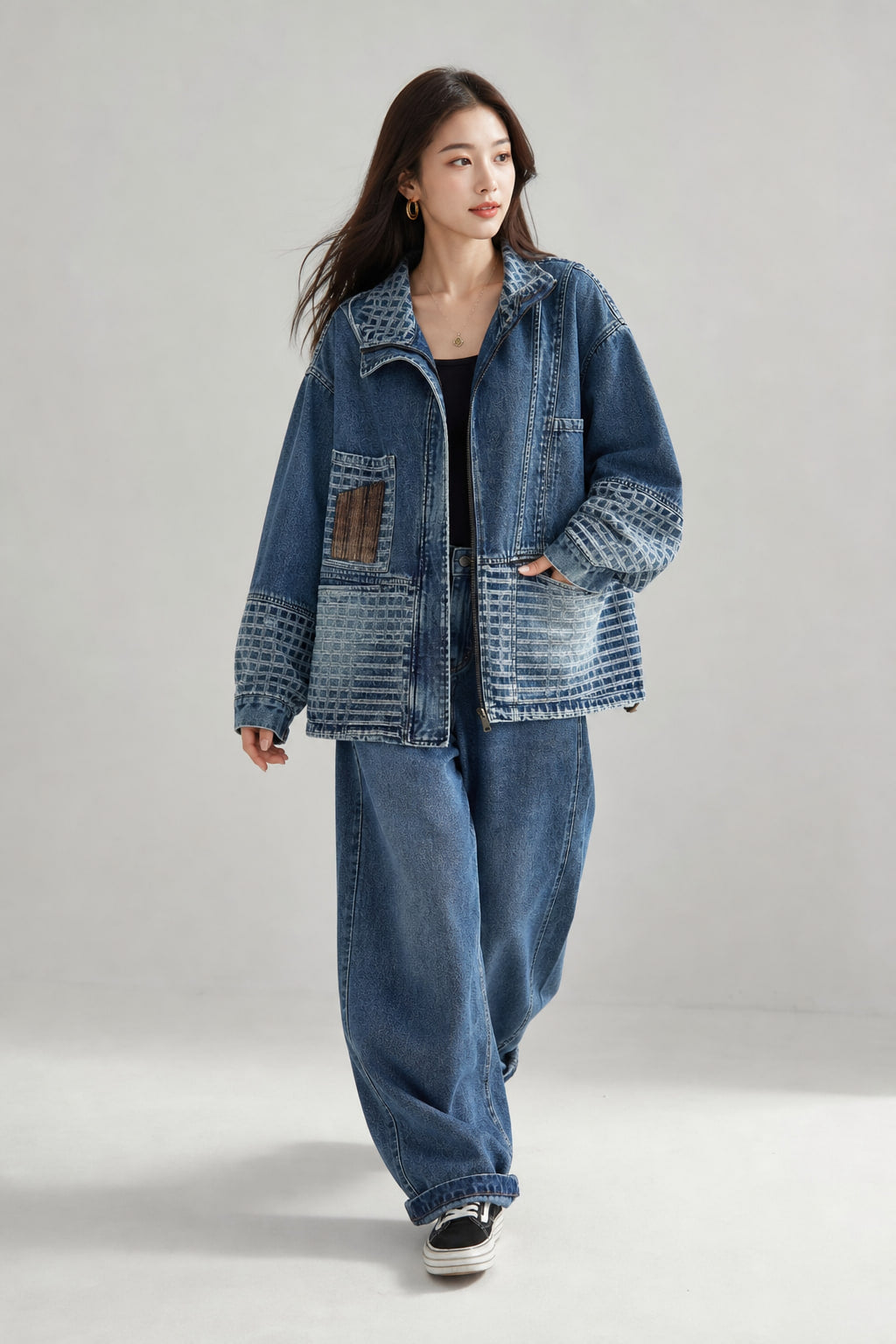 Ensemble denim porté en mouvement, volume du pantalon large et bas de jambe roulotté
