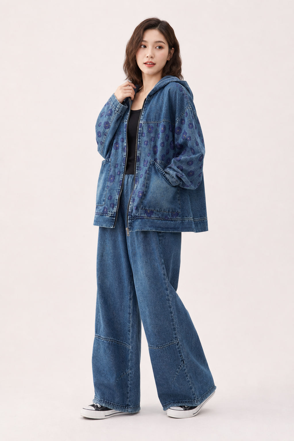 Ensemble denim vu de trois-quarts gauche, imprimé géométrique sur le buste