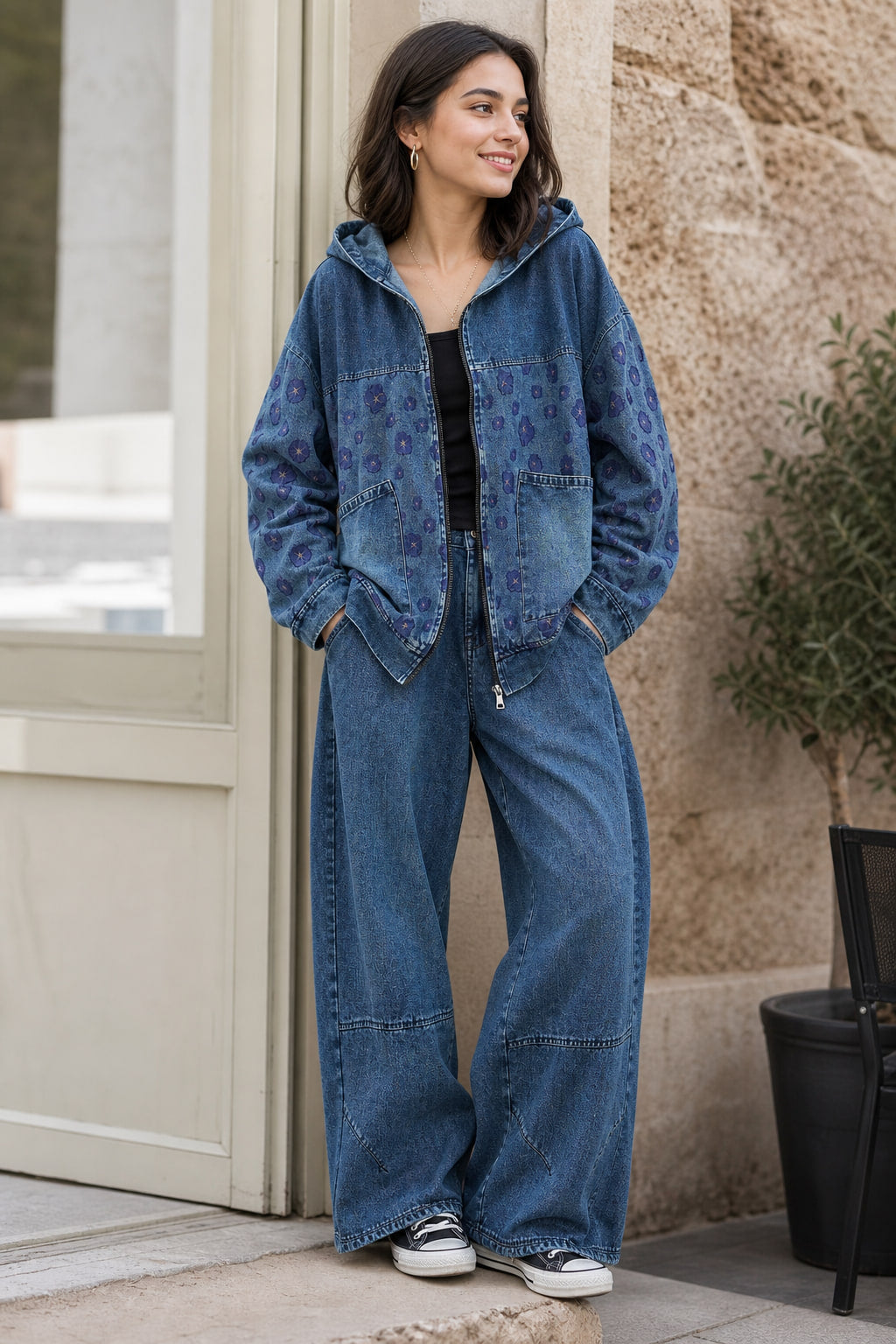 Ensemble denim porté en situation, veste courte oversize et bas de jambe frangé