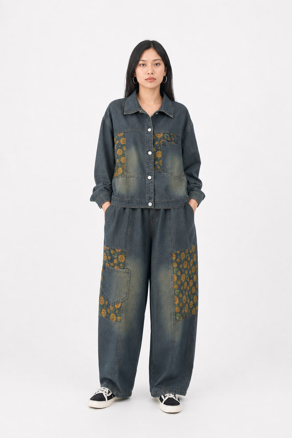 Ensemble denim bleu délavé vu de face : veste courte à boutons pression et pantalon large à empiècements fleuris