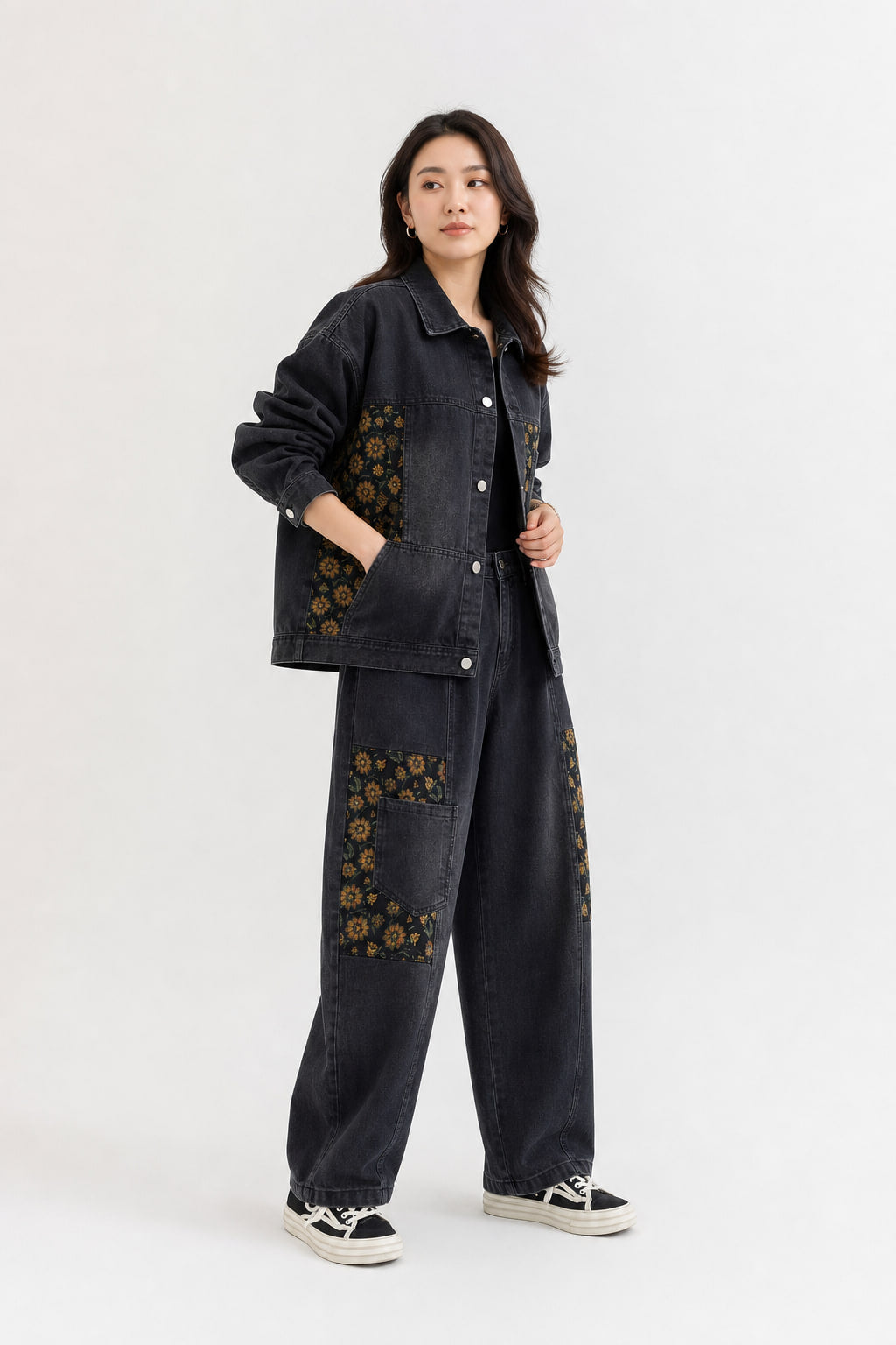 Ensemble denim vu de trois-quarts gauche, poches plaquées de la veste et du pantalon